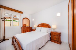 3 slaapkamers, een strijkplank/strijkijzer, gratis wifi, beddengoed