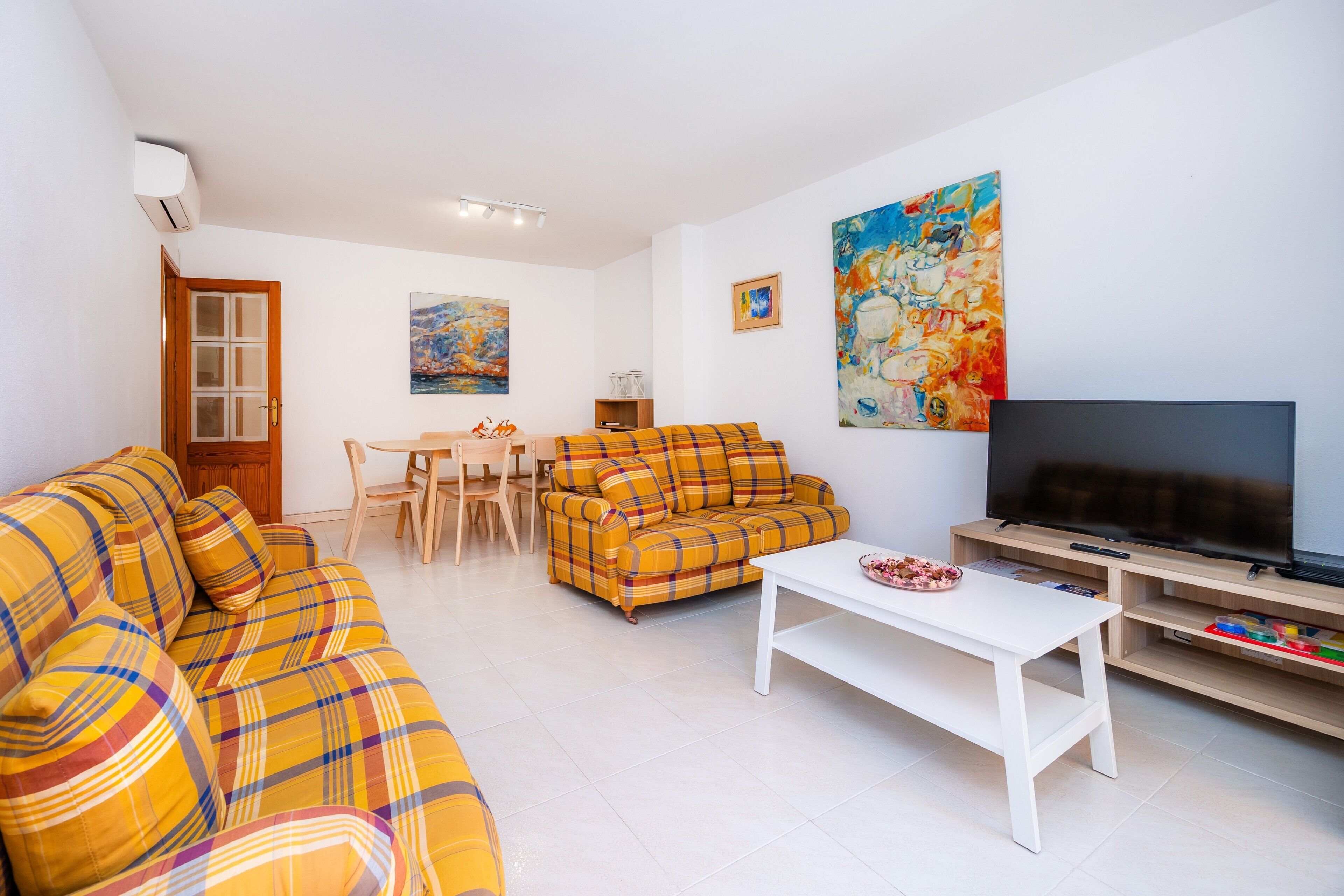 テレビ、DVD プレーヤー