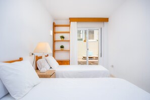 3 slaapkamers, een strijkplank/strijkijzer, gratis wifi, beddengoed
