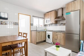 Réfrigérateur, micro-ondes, plaque de cuisson, cafetière/bouilloire