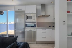 Fridge, microwave, oven, stovetop - Attractive Holiday Apartment Atico la Terraza with Air Conditioning (Conil de la Frontera)