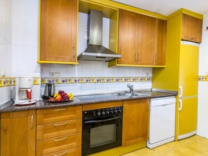 Een koelkast, een microgolfoven, een oven, een vaatwasser