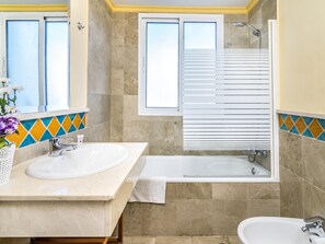 Badewanne, Haartrockner, Handtücher