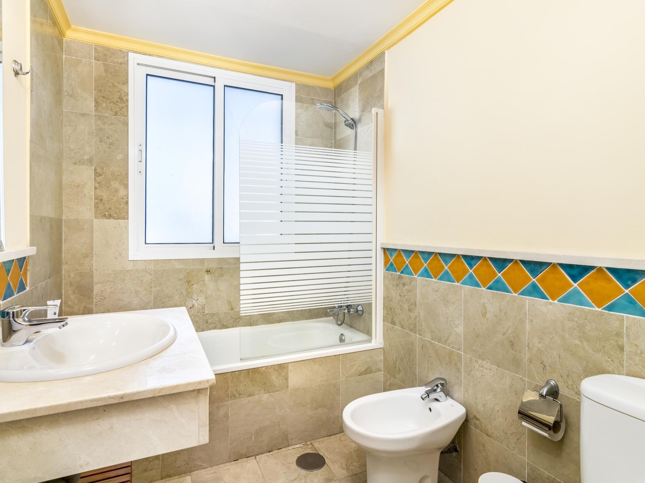 Un bagno con vasca, bidet, water e lavabo.