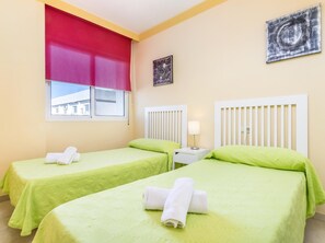 4 slaapkamers, een strijkplank/strijkijzer, internet, beddengoed