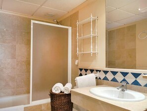 Badewanne, Haartrockner, Handtücher
