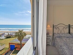 3 slaapkamers, een strijkplank/strijkijzer, internet, beddengoed