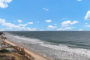 På stranden