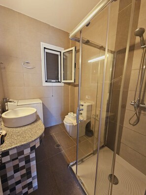 Apartamento, 2 habitaciones, fumadores, balcón | Baño | Artículos de higiene personal gratuitos, secador de pelo y toallas