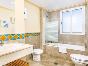 Badewanne, Haartrockner, Handtücher