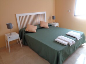 3 makuuhuonetta, silitysrauta/-lauta, internet, vuodevaatteet