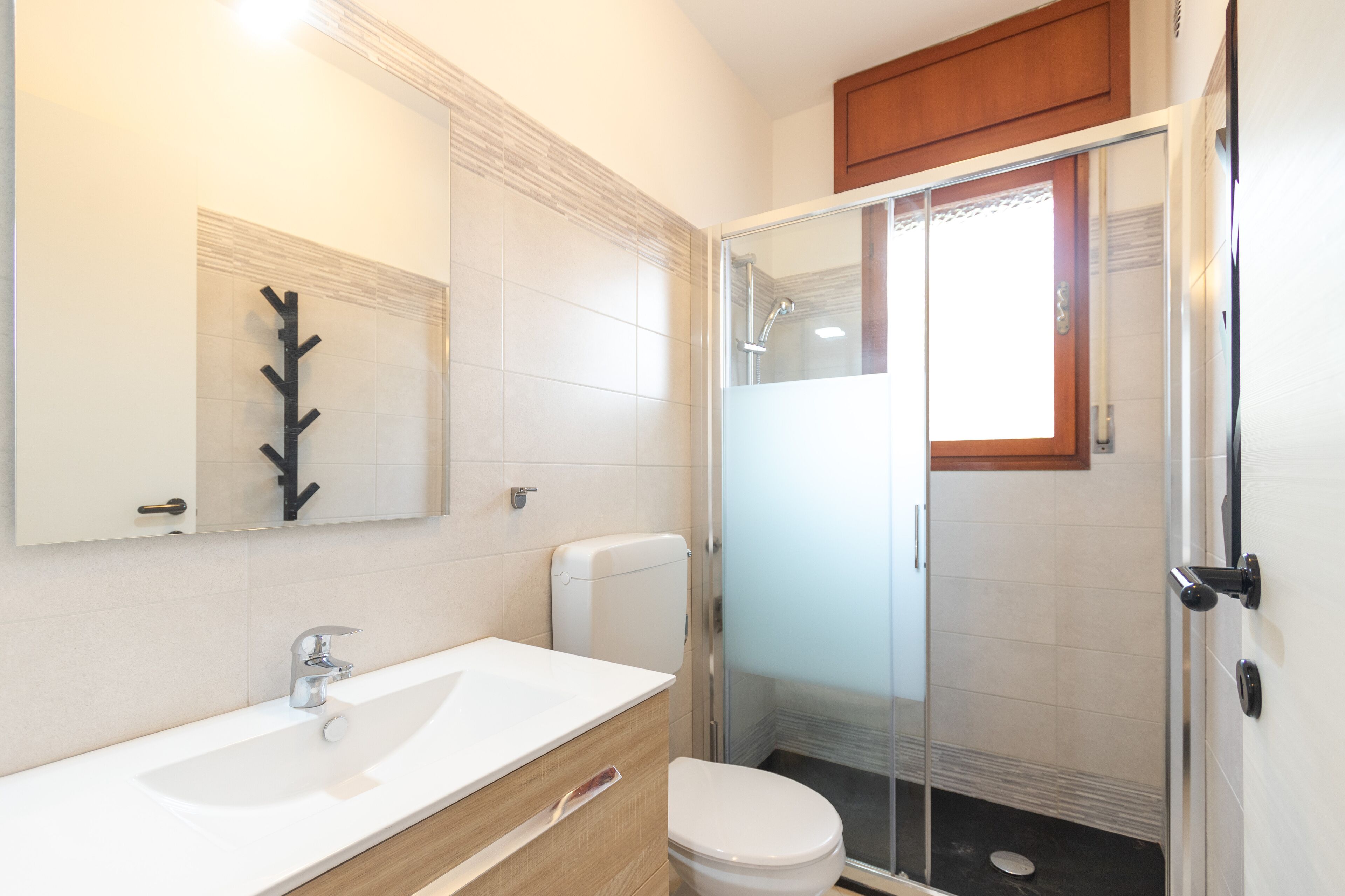 Een douche, een regendouche, een bidet