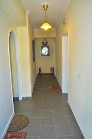 Hallway - Holiday Apartments "yannis" on Agios Gordios Beach in Corfu (Corfu)