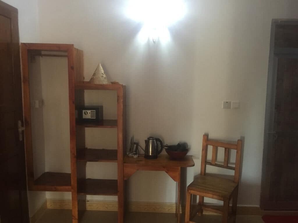 Caja de seguridad en la habitación y escritorio 