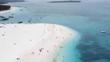 Trên bãi biển, cát trắng, quán bar trên bãi biển