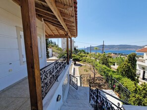 Villa, 4 Bedrooms, Balcony, Garden View | Property grounds