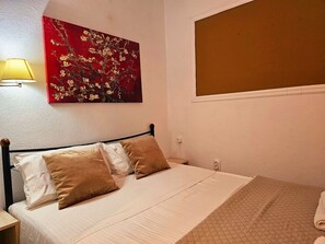 Apartamento, 1 quarto, para fumantes, sacada | 1 quarto, ferros/tábuas de passar roupa, Wi-Fi de cortesia