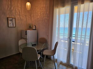 Apartment, 1 Bedroom, Smoking, Balcony | Dining