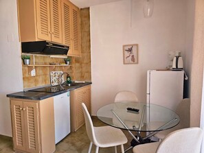 Apartamento, 1 quarto, para fumantes, sacada | Cozinha privada | Geladeira, cooktop, cafeteira/chaleira