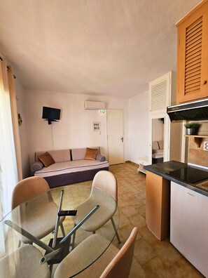 Appartement, 1 slaapkamer, roken, balkon | Woonruimte | Een flatscreentelevisie