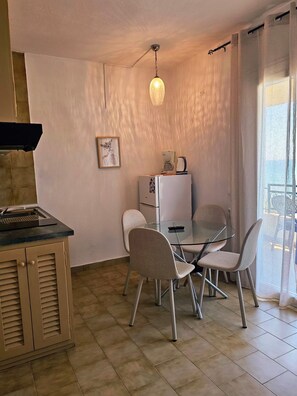 Apartment, 1 Bedroom, Smoking, Balcony | Dining