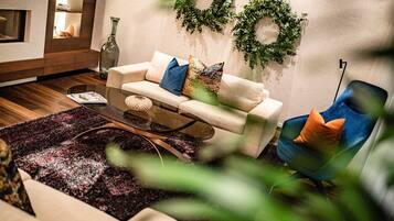 Télévision, cheminée, lecteur de DVD, table de tennis de table