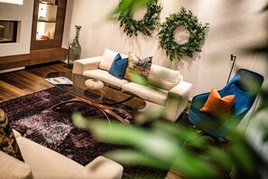 Televisie, een open haard, een dvd-speler en een tafeltennistafel