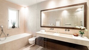Badewanne, Haartrockner, Handtücher