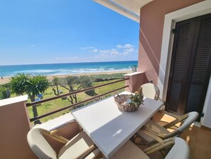 Outdoor dining - Corfu Glyfada Menigos Resort 5-8-a (Corfu)