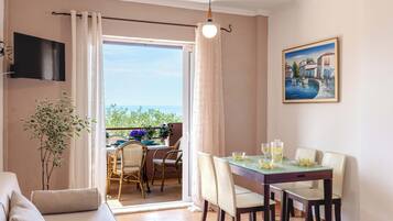 Apartment, 2 Bedrooms, Smoking, Balcony | Dining room