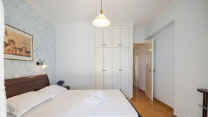 A bedroom with a bed, a nightstand, a painting, and a wardrobe. - Corfu Glyfada Menigos Resort 5-8-a (Corfu)