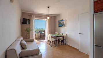 Apartment, 2 Schlafzimmer, Raucher, Balkon | Wohnzimmer