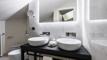 Regadera, secadora de cabello, bidet