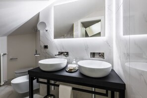 Dusche, Haartrockner, Bidet