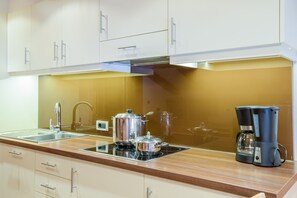 Réfrigérateur, plaque de cuisson, lave-vaisselle, bouilloire électrique