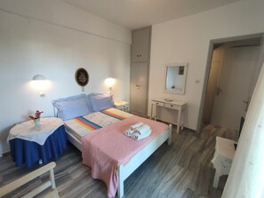 2 bedrooms, bed sheets - Kikis Refurbished Apartment a Veranda Dream (Paros)