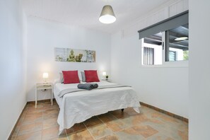 2 slaapkamers, een strijkplank/strijkijzer, gratis wifi, beddengoed