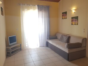 House, 2 Bedrooms, Smoking, Terrace | Living room