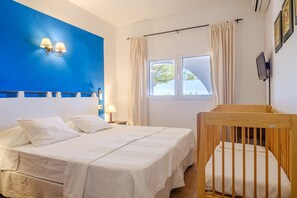 5 bedrooms, iron/ironing board, free WiFi, bed sheets - Air-Conditioned Villa with Sea View, Salty Pool, Terraces & Wi-Fi; Parking Available (Siesta - Santa Eulalia del Río)