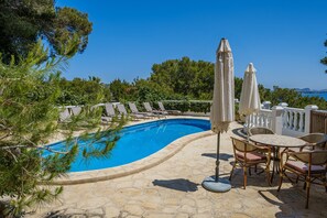 Pool - Air-Conditioned Villa with Sea View, Salty Pool, Terraces & Wi-Fi; Parking Available (Siesta - Santa Eulalia del Río)