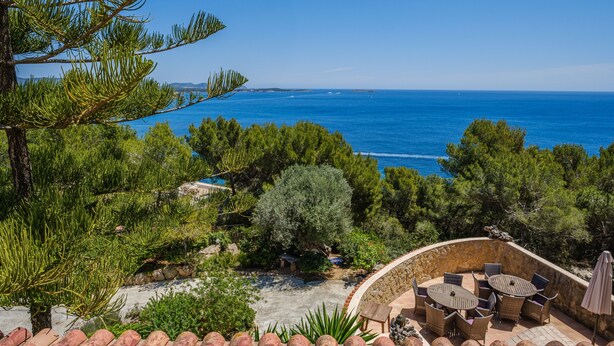 A patio with outdoor furniture overlooking a coastal landscape. - Air-Conditioned Villa with Sea View, Salty Pool, Terraces & Wi-Fi; Parking Available (Siesta - Santa Eulalia del Río)