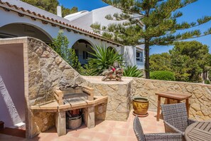 Outdoor dining - Air-Conditioned Villa with Sea View, Salty Pool, Terraces & Wi-Fi; Parking Available (Siesta - Santa Eulalia del Río)