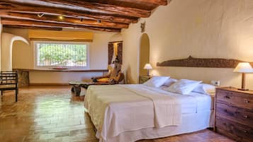 5 bedrooms, iron/ironing board, free WiFi, bed sheets