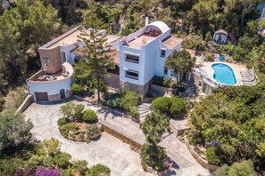 Exterior - Air-Conditioned Villa with Sea View, Salty Pool, Terraces & Wi-Fi; Parking Available (Siesta - Santa Eulalia del Río)
