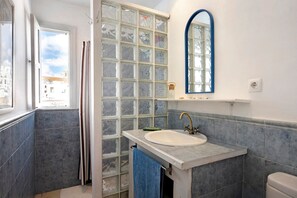 Douche, séchoir à cheveux, serviettes fournies