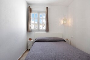 2 chambres, fer et planche à repasser, draps fournis