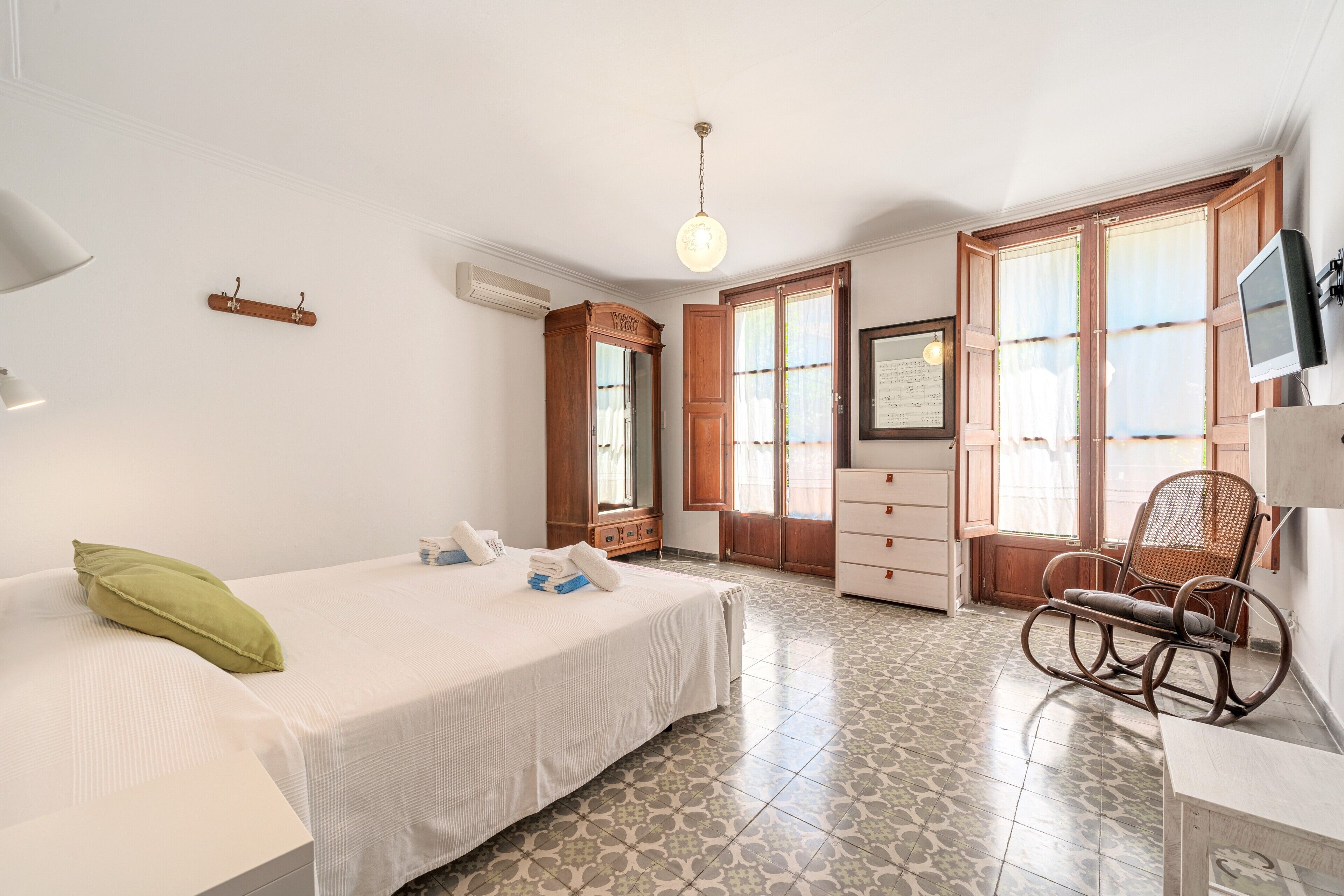 6 bedrooms, iron/ironing board, free WiFi, bed sheets