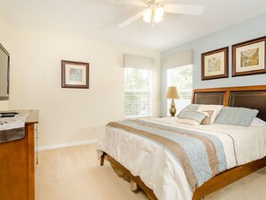 Room - 2.5 Miles to Disney • Pool & Spa • Game Room • 4 King Rooms • Gated Resort (Kissimmee)