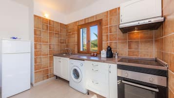 Een koelkast, een magnetron, een oven, een kookplaat