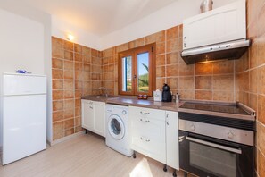 Frigorífico, microondas, horno y placa de cocina